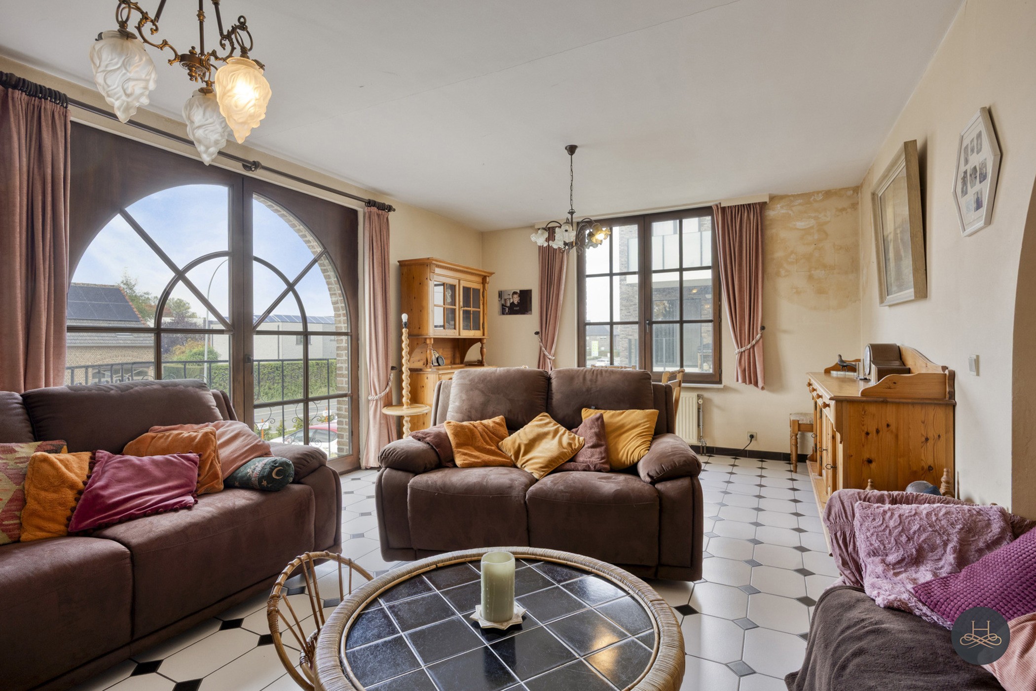 Ruime woning met handelsruimte en veel potentieel