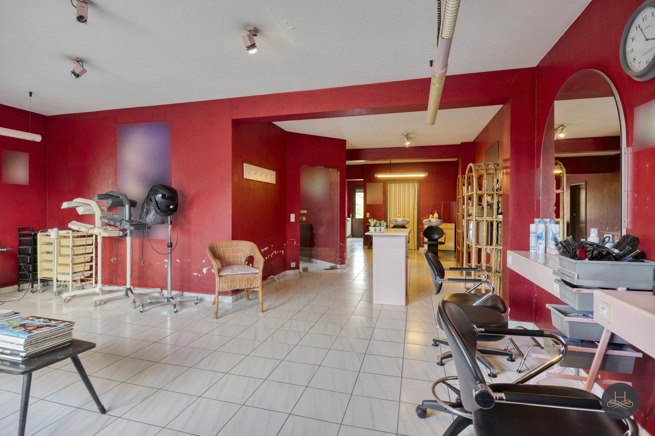 Ruime woning met handelsruimte en veel potentieel